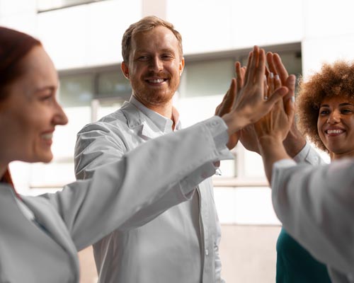 Scheikundelaboranten geven elkaar een high-five